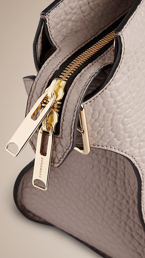 BURBERRY THE MEDIUM CLIFTON IN SIGNATURE GRAIN LEATHER