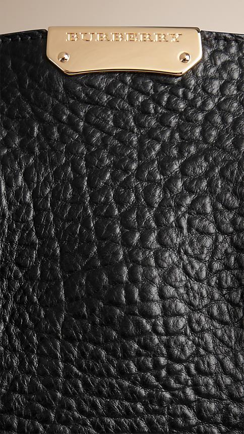 BURBERRY THE MEDIUM CLIFTON IN SIGNATURE GRAIN LEATHER